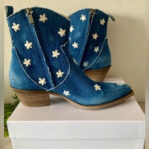SUNDANCE DAISY DENIM SOJOURNER BOOTS 10 WORN 1 TIME EXC!